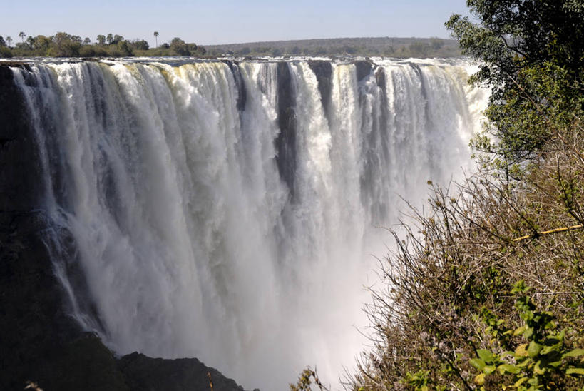 无人,横图,室外,白天,正面,旅游,度假,石头,美景,瀑布,森林,山,山脉,树林,水,植物,非洲,赞比亚,阴影,飞溅,溅,光线,石子,液体,影子,景观,山峰,水滴,悬崖,山峦,娱乐,水珠,树,树木,蓝色,绿色,蓝天,天空,阳光,自然,群山,天,享受,休闲,景色,放松,生长,晴朗,成长,喷洒,自然风光,沉积岩,万里无云,绝壁,莫西奥图尼亚瀑布,维多利亚瀑布,赞比亚共和国,水成岩,跌水,石块,岩石,晴空,晴空万里,彩图