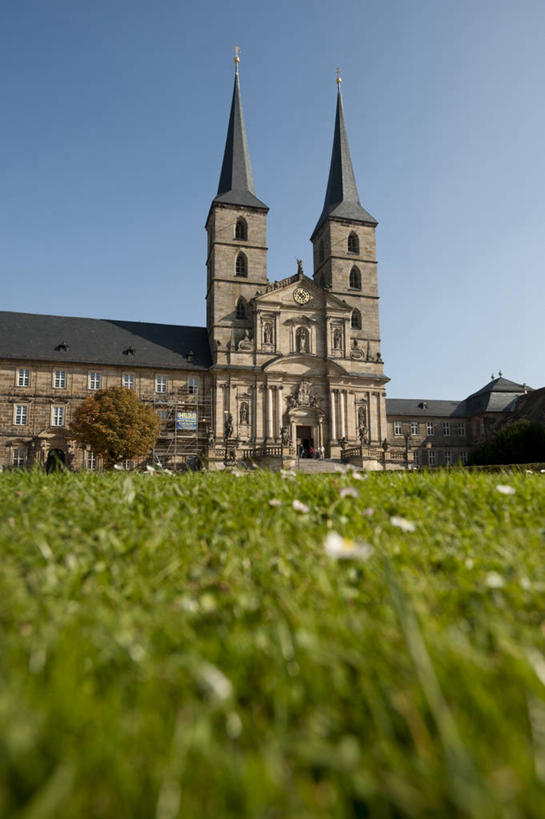 无人,家,教堂,竖图,室外,白天,正面,旅游,度假,草地,草坪,名胜古迹,植物,标志建筑,地标,建筑,德国,欧洲,阴影,节日,遗迹,光线,影子,房屋,屋子,古迹,文化,文物,娱乐,建设,古建筑,楼房,住宅,草,树,树木,蓝色,绿色,蓝天,天空,阳光,自然,天,祈祷,享受,休闲,健康,旅游胜地,放松,许愿,宗教,信仰,生长,晴朗,成长,纪念,祈求,基督教,西欧,天主教,信念,古文明,万里无云,德意志联邦共和国,巴伐利亚,巴伐利亚州,拜恩州,拜恩自由州,班贝克,平安,晴空,晴空万里,彩图,房子,大教堂,礼拜堂