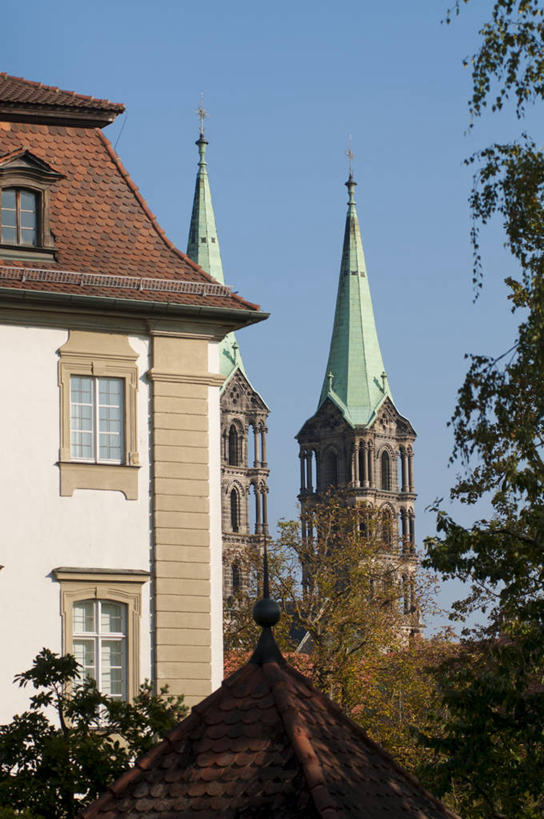 无人,教堂,竖图,室外,白天,正面,旅游,度假,名胜古迹,植物,窗户,标志建筑,地标,建筑,德国,欧洲,阴影,节日,遗迹,光线,瓦片,影子,墙,屋顶,顶棚,瓦,古迹,文化,文物,娱乐,建设,古建筑,玻璃窗,墙壁,墙面,树,树木,蓝色,绿色,蓝天,天空,阳光,自然,天,祈祷,享受,休闲,健康,旅游胜地,放松,许愿,宗教,建造,信仰,生长,晴朗,成长,纪念,祈求,基督教,西欧,天主教,信念,古文明,屋瓦,万里无云,德意志联邦共和国,巴伐利亚,巴伐利亚州,拜恩州,拜恩自由州,班贝克,平安,晴空,晴空万里,彩图,大教堂,礼拜堂