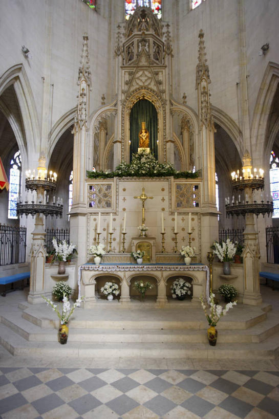 无人,教堂,竖图,室内,白天,正面,旅游,度假,门,标志建筑,地标,建筑,蜡烛,雕塑,法国,欧洲,阴影,节日,艺术,装饰,光线,雕刻,雕像,火焰,香炉,影子,烛光,墙,拱门,燃烧,文化,娱乐,建设,墙壁,墙面,工艺品,门框,点燃,祈祷,享受,休闲,健康,旅游胜地,放松,许愿,宗教,信仰,纪念,祈求,美术,祭奠,祭祀,基督教,天主教,主题,祭坛,陈列,信念,法兰西共和国,功能,美学,法兰西第五共和国,敬拜,卢瓦雷省,平安,彩图,大教堂,礼拜堂