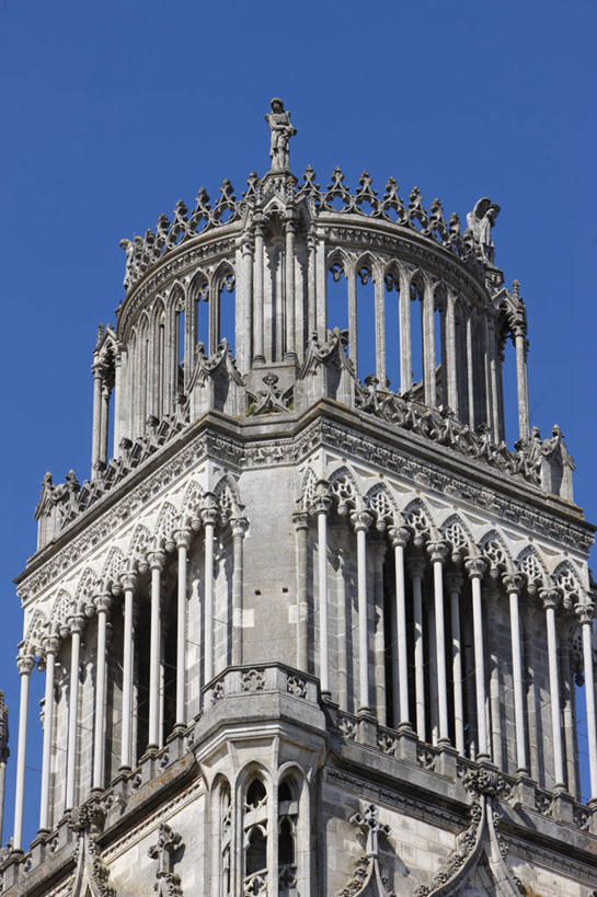 无人,教堂,竖图,室外,白天,仰视,旅游,度假,标志建筑,地标,建筑,雕塑,法国,欧洲,一排,阴影,节日,艺术,整齐,装饰,光线,雕刻,雕像,影子,柱子,文化,娱乐,建设,排列,蓝色,蓝天,天空,阳光,工艺品,天,祈祷,享受,休闲,健康,旅游胜地,放松,许愿,宗教,信仰,晴朗,纪念,祈求,美术,基督教,队列,天主教,主题,陈列,信念,万里无云,法兰西共和国,功能,美学,法兰西第五共和国,卢瓦雷省,平安,晴空,晴空万里,彩图,低角度拍摄,大教堂,礼拜堂