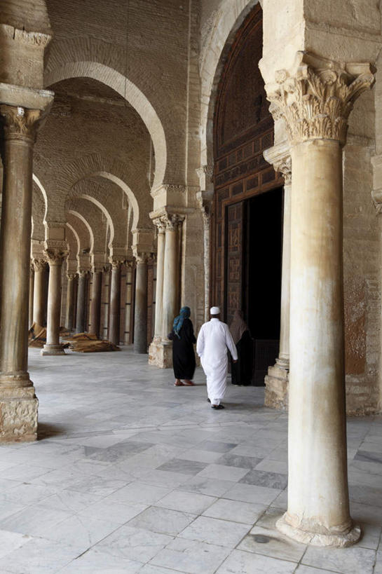 西方人,三个人,伙伴,朋友,走,竖图,室外,白天,旅游,度假,友谊,标志建筑,地标,建筑,帽子,欧洲,非洲,突尼斯,黑人,欧洲人,一排,许多,阴影,服装,节日,整齐,光线,影子,柱子,走道,走廊,过道,注视,休闲装,礼帽,文化,娱乐,建设,排列,背面,衣服,阳光,观察,看,祈祷,享受,休闲,健康,休闲服,旅游胜地,放松,许愿,宗教,服饰,信仰,观看,纪念,祈求,察看,伊斯兰教,队列,关注,清真寺,北非,一顶,阿非利加洲,突尼斯共和国,凯鲁万,平安,友情,男人,男性,女人,女性,中年男性,中年女性,非洲人,步行,散步,走路,彩图,全身