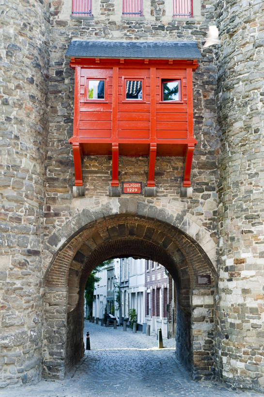 无人,竖图,室外,白天,正面,度假,石头,美景,城市风光,城市,欧洲,荷兰,阴影,光线,石子,影子,墙,景观,拱门,娱乐,墙壁,墙面,阳光,享受,休闲,景色,放松,西欧,首府,荷兰王国,尼德兰王国,马斯特里赫特,林堡省,石块,岩石,彩图