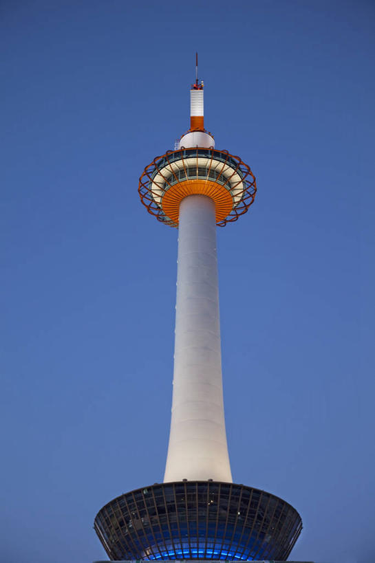 无人,竖图,室外,白天,仰视,旅游,度假,标志建筑,地标,建筑,京都,日本,亚洲,阴影,朦胧,模糊,高大,光线,影子,塔,宏伟,娱乐,建设,蓝色,蓝天,天空,阳光,天,享受,休闲,旅游胜地,放松,京都府,晴朗,东亚,本州,万里无云,本州岛,日本国,近畿地方,近畿,京都塔,高峻,嵬峨,晴空,晴空万里,彩图,低角度拍摄