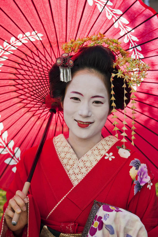 东方人,脸,头,脸颊,一个人,站,竖图,俯视,室外,特写,白天,民族服装,化妆,美容,幸福,亚洲,仅一个年轻女性,仅一个女性,仅一个人,护肤,阴影,和服,朦胧,模糊,装饰,光线,伞,头饰,影子,雨伞,纸伞,古典,油纸伞,注视,黄种人,文化,阳伞,肩膀,一个,红色,阳光,观察,看,站着,保养,享受,休闲,放松,保健,服饰,单个,观看,纪念,华丽,修饰,吉祥,点缀,察看,关注,古朴,养颜,吴服,唐草,唐花,唐锦,衬托,美观,雅致,雅观,平安,年轻女性,女人,女性,亚洲人,头部,脸部,脸蛋,面部,站立,半身,彩图,高角度拍摄,传统服装,民俗服