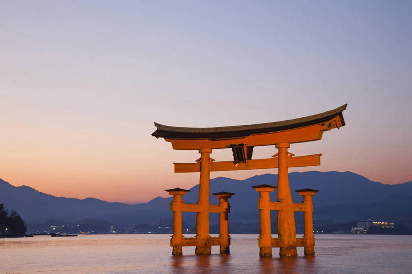 无人,横图,室外,白天,正面,旅游,度假,海浪,海洋,日落,山,山脉,植物,门,标志建筑,地标,建筑,船,广岛县,日本,亚洲,阴影,波纹,节日,光线,影子,墙,浪花,山峰,晚霞,霞光,落日,神社,涟漪,山峦,文化,娱乐,建设,游轮,墙壁,墙面,游船,树,树木,绿色,倒影,水纹,阳光,自然,海水,黄昏,门框,交通工具,波浪,群山,祈祷,享受,休闲,健康,旅游胜地,彩霞,放松,许愿,宗教,信仰,生长,成长,纪念,神道,祈求,祭祀,倒映,载具,海景,东亚,本州,宫岛,本州岛,日本国,広岛,水晕,中国地方,神道教,旅游船,夕照,反照,严岛,社屋,平安,大海,风浪,海,海水的波动,近岸浪,涌浪,夕阳,彩图,斜阳