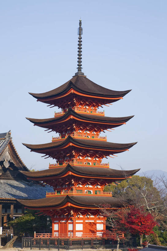 无人,寺庙,栏杆,竖图,室外,白天,正面,旅游,度假,植物,标志建筑,地标,建筑,雕塑,广岛县,日本,亚洲,阴影,艺术,装饰,光线,雕刻,雕像,影子,栅栏,墙,屋顶,篱笆,围栏,塔,顶棚,娱乐,建设,宝塔,护栏,墙壁,墙面,树,树木,蓝色,绿色,蓝天,天空,阳光,自然,工艺品,庙宇,天,享受,休闲,旅游胜地,放松,生长,晴朗,成长,纪念,美术,主题,陈列,东亚,本州,万里无云,宫岛,本州岛,日本国,広岛,中国地方,功能,美学,浮图,浮屠,严岛,晴空,晴空万里,彩图,庙,寺