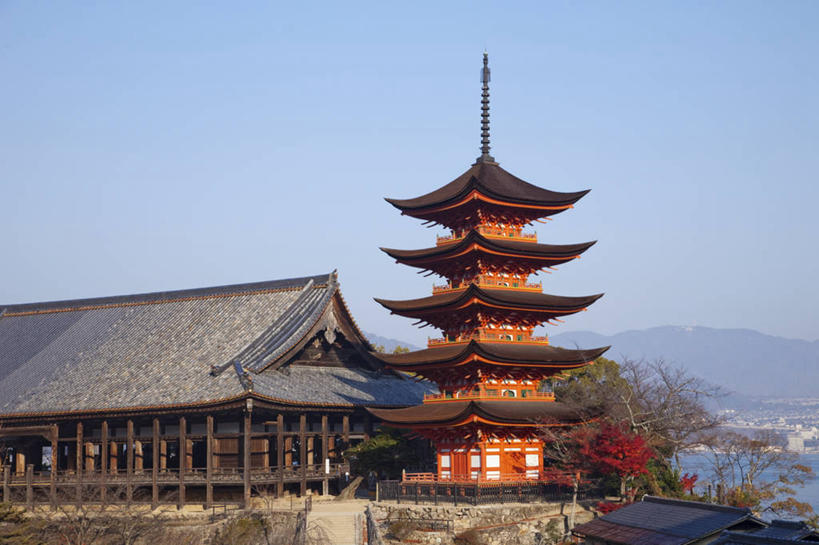 无人,寺庙,栏杆,横图,室外,白天,正面,旅游,度假,植物,标志建筑,地标,建筑,雕塑,广岛县,日本,亚洲,阴影,艺术,装饰,光线,雕刻,雕像,影子,栅栏,墙,屋顶,篱笆,围栏,塔,顶棚,娱乐,建设,宝塔,护栏,墙壁,墙面,树,树木,蓝色,绿色,蓝天,天空,阳光,自然,工艺品,庙宇,天,享受,休闲,旅游胜地,放松,生长,晴朗,成长,纪念,美术,主题,陈列,东亚,本州,万里无云,宫岛,本州岛,日本国,広岛,中国地方,功能,美学,浮图,浮屠,严岛,晴空,晴空万里,彩图,庙,寺