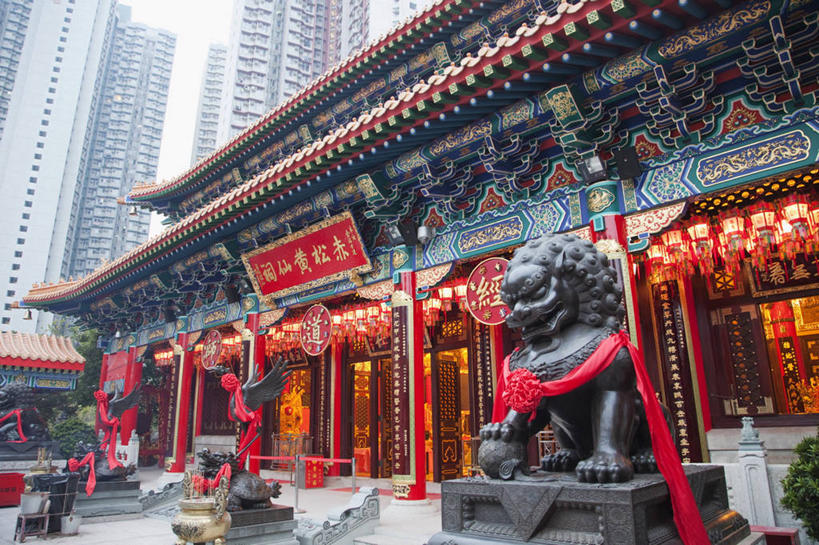 无人,高楼大厦,寺庙,横图,室外,白天,仰视,旅游,度假,办公楼,美景,大厦,建筑,摩天大楼,写字楼,照明,雕塑,香港,中国,亚洲,一排,阴影,节日,艺术,整齐,装饰,光线,灯笼,雕刻,雕像,影子,纸灯笼,景观,文化,娱乐,排列,阳光,自然,工艺品,灯具,楼宇,庙宇,祈祷,享受,休闲,健康,商务楼,景色,放松,许愿,宗教,佛教,信仰,纪念,华丽,修饰,祈求,照亮,美术,点缀,港,照明设备,队列,自然风光,主题,陈列,东亚,九龙,啬色园,香港特别行政区,港澳台,中华人民共和国,功能,美学,衬托,美观,雅致,雅观,释教,九龙半岛,黄大仙祠,平安,彩图,低角度拍摄,大楼,高层建筑,高楼,庙,摩天楼,寺