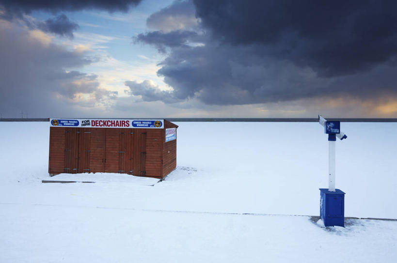 无人,横图,室外,白天,正面,旅游,度假,美景,沙滩,雪,大雪,城市,指示牌,美国,阴影,光线,木制,英文,标志,沙子,文字,影子,字符,字母,海岸,积雪,景观,水平线,雪景,云,云朵,冬季,冬天,辽阔,海平线,沙地,云彩,娱乐,标识,蓝色,白云,蓝天,天空,阳光,自然,木制品,天,享受,休闲,广阔,景色,放松,寒冷,晴朗,英文字母,一望无际,北美,北美洲,自然风光,美洲,弗吉尼亚,弗吉尼亚州,诺福克,北亚美利加洲,亚美利加洲,维吉尼亚,老自治领州,严寒,无边无际,一马平川,诺福克郡,诺福克市,海滩,晴空,彩图,水天相接,水天一线