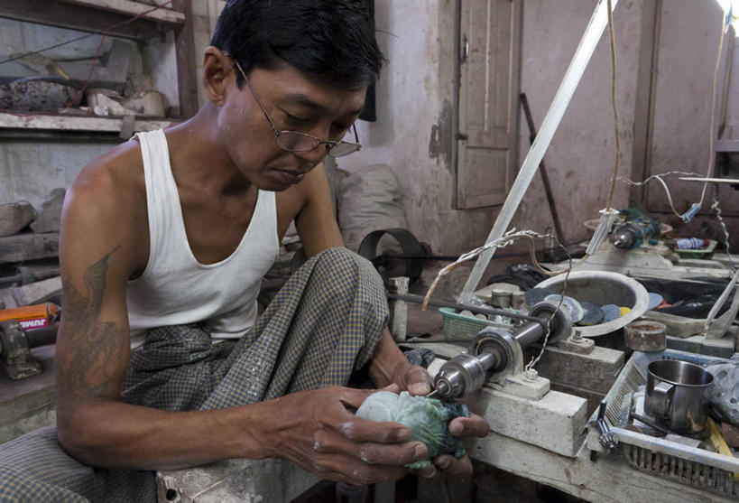 东方人,一个人,坐,横图,室内,白天,正面,旅游,度假,车间,机器,玉,缅甸,亚洲,仅一个男性,仅一个人,仅一个中年男性,握,阴影,光线,背心,工具,眼镜,影子,拿,拿着,注视,黄种人,娱乐,阳光,观察,看,享受,休闲,放松,握着,艺术家,奢侈品,东南亚,观看,玉器,贵重,察看,珍贵,关注,近视眼镜,玉石,缅甸联邦,宝贵,男人,男性,中年男性,亚洲人,坐着,半身,彩图,仰光,仰光省