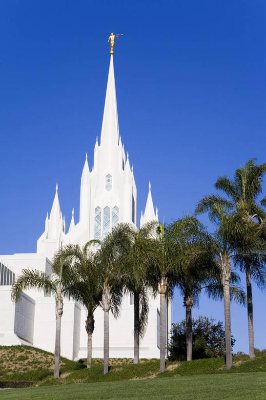 无人,教堂,竖图,室外,白天,仰视,度假,草地,草坪,美景,植物,城市风光,标志建筑,城市,地标,建筑,美国,阴影,节日,光线,影子,景观,建筑群,文化,娱乐,建设,草,树,树木,蓝色,绿色,蓝天,天空,阳光,自然,天,祈祷,享受,休闲,健康,景色,放松,许愿,宗教,信仰,生长,晴朗,成长,纪念,祈求,北美,北美洲,犹他州,美洲,信念,万里无云,首府,北亚美利加洲,亚美利加洲,犹他,蜂窝之州,蜂房州,盐湖城,摩门教堂,平安,晴空,晴空万里,彩图,低角度拍摄,大教堂,礼拜堂