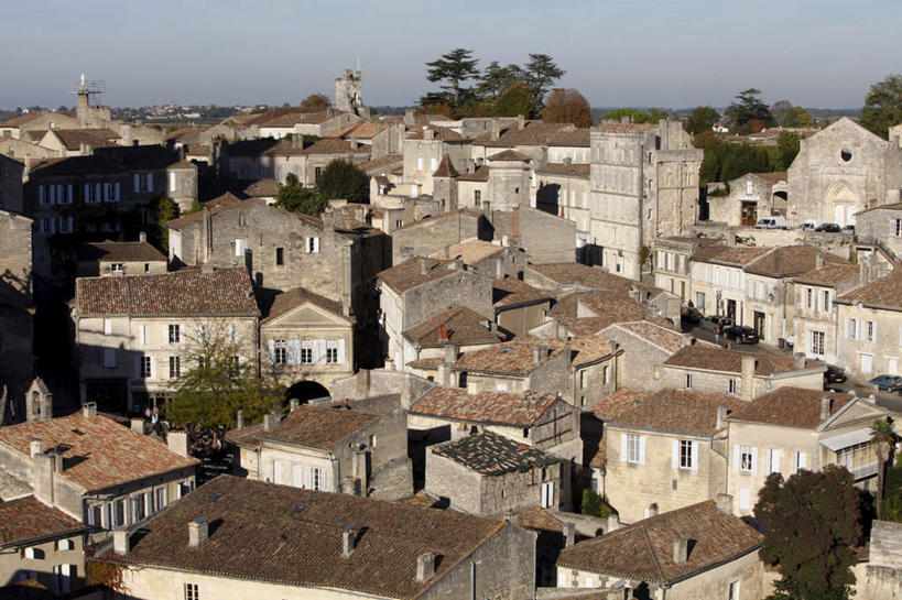 无人,家,横图,俯视,航拍,室外,白天,度假,美景,植物,城市风光,城市,建筑,法国,欧洲,许多,阴影,光线,瓦片,影子,房屋,屋顶,屋子,景观,顶棚,瓦,娱乐,楼房,住宅,树,树木,排列,蓝色,绿色,蓝天,天空,阳光,自然,天,享受,休闲,景色,放松,建造,生长,晴朗,成长,鸟瞰,屋瓦,万里无云,法兰西共和国,阿基坦,法兰西第五共和国,摆列,亚魁当,吉伦特省,阿基坦大区,吉伦特,晴空,晴空万里,彩图,高角度拍摄,房子,布列,分列