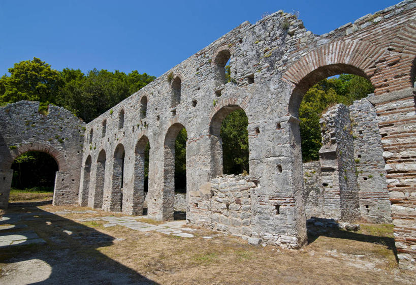 无人,横图,室外,白天,仰视,旅游,度假,草地,草坪,石头,名胜古迹,植物,标志建筑,地标,建筑,欧洲,阿尔巴尼亚,阴影,遗迹,光线,石子,影子,拱门,走道,走廊,过道,古迹,文物,娱乐,建设,古建筑,废墟,草,树,树木,蓝色,绿色,蓝天,天空,阳光,自然,天,享受,休闲,旅游胜地,放松,生长,晴朗,成长,南欧,古文明,万里无云,阿尔巴尼亚共和国,布特林特,石块,岩石,晴空,晴空万里,彩图,低角度拍摄