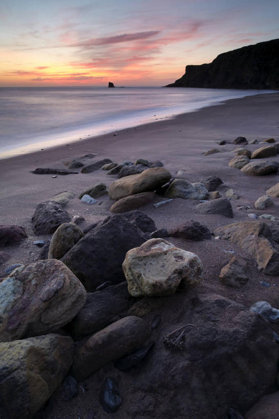无人,竖图,室外,白天,正面,旅游,度假,日出,海浪,海洋,石头,美景,沙滩,太阳,英国,欧洲,阴影,光线,沙子,石子,影子,海岸,景观,浪花,水平线,辽阔,朝霞,晨曦,海平线,黎明,沙地,娱乐,英格兰,阳光,自然,海水,享受,休闲,广阔,景色,放松,一望无际,西欧,自然风光,大不列颠,海景,大不列颠及北爱尔兰联合王国,大不列颠联合王国,日不落英帝国,无边无际,一马平川,英吉利,北约克郡,坎布里亚郡,西约克郡,约克郡谷地,大海,风浪,海,海水的波动,海滩,近岸浪,石块,岩石,涌浪,朝阳,彩图,破晓,水天相接,水天一线
