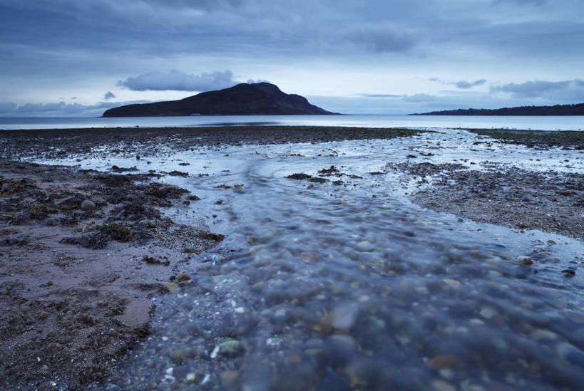无人,横图,室外,白天,正面,旅游,度假,岛屿,海浪,海洋,石头,美景,沙滩,山,山脉,英国,欧洲,阴影,光线,沙子,石子,影子,岛,海岸,景观,浪花,山顶,山峰,云,云朵,沙地,山峦,云彩,娱乐,英格兰,蓝色,白云,蓝天,天空,阳光,自然,海水,群山,天,享受,休闲,景色,放松,晴朗,西欧,自然风光,大不列颠,海景,沉积岩,大不列颠及北爱尔兰联合王国,大不列颠联合王国,日不落英帝国,颠峰,极峰,诺森伯兰郡,水成岩,霍利岛,大海,风浪,海,海水的波动,海滩,近岸浪,列岛,群岛,石块,岩石,涌浪,诸岛,晴空,彩图