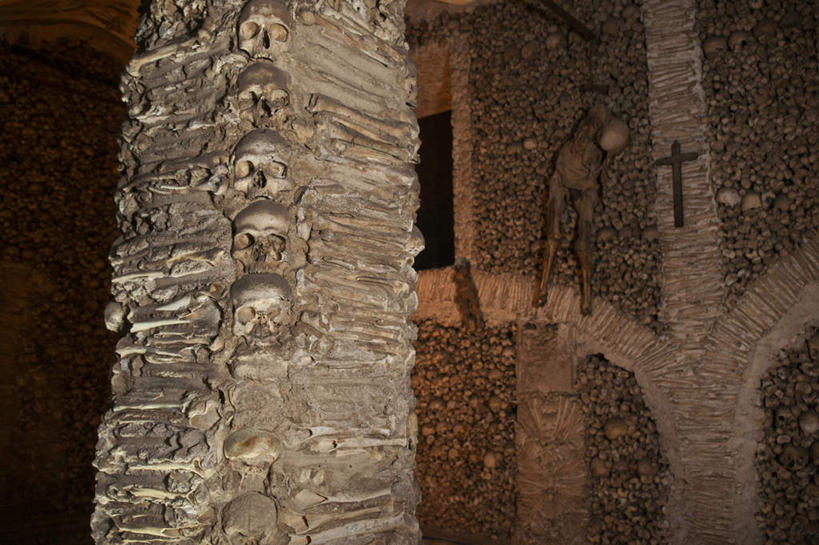 骨骼,无人,横图,室外,白天,正面,旅游,度假,名胜古迹,标志建筑,地标,建筑,葡萄牙,欧洲,一堆,许多,阴影,堆叠,堆积,遗迹,光线,十字架,影子,柱子,建筑群,骨头,古迹,文物,娱乐,建设,古建筑,享受,休闲,旅游胜地,放松,堆,骨架,骷髅头,南欧,古文明,葡萄牙共和国,埃武拉,埃武拉区,彩图