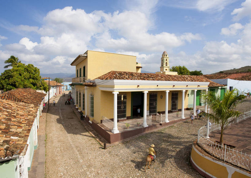 无人,家,教堂,横图,俯视,室外,白天,度假,美景,山,山脉,植物,城市风光,城市,道路,街道,路,雕塑,古巴,阴影,节日,艺术,装饰,时间,光线,雕刻,雕像,时钟,影子,房屋,屋子,景观,山峰,云,云朵,小路,钟楼,交通,山峦,计时,云彩,文化,娱乐,楼房,住宅,树,树木,蓝色,绿色,白云,蓝天,天空,阳光,自然,工艺品,钟表,群山,天,祈祷,享受,休闲,健康,表,景色,放松,许愿,宗教,信仰,生长,晴朗,成长,纪念,华丽,修饰,祈求,美术,点缀,北美,北美洲,基督教,天主教,主题,美洲,陈列,信念,特立尼达,功能,美学,北亚美利加洲,亚美利加洲,衬托,美观,雅致,雅观,塔钟,古巴共和国,圣斯皮里图斯,圣斯皮里图斯省,圣斯皮里图斯市,平安,钟,晴空,彩图,高角度拍摄,房子,大教堂,礼拜堂