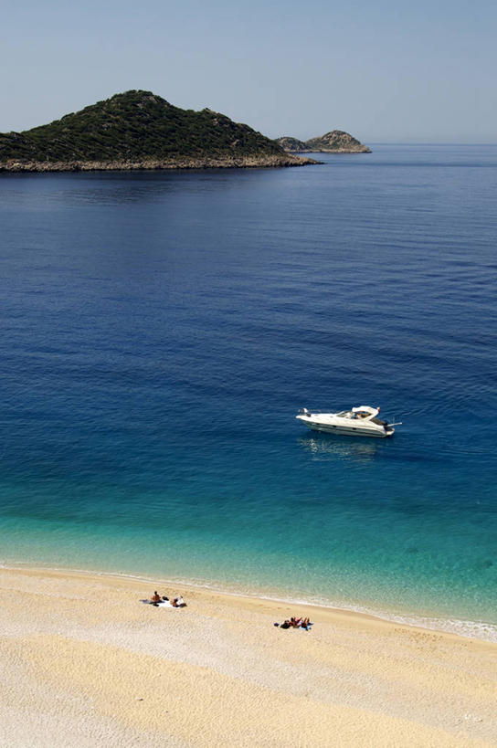 西方人,无人,坐,竖图,俯视,航拍,室外,白天,旅游,度假,岛屿,海浪,海洋,美景,森林,沙滩,树林,植物,轮船,船,欧洲,土耳其,欧洲人,亚洲,行人,游客,游人,阴影,服装,光线,沙子,影子,岛,海岸,景观,浪花,水平线,辽阔,海平线,沙地,许多人,注视,休闲装,娱乐,路人,旅客,树,树木,衣服,蓝色,绿色,蓝天,天空,阳光,自然,海水,交通工具,天,观察,看,一群人,享受,休闲,广阔,休闲服,景色,放松,服饰,生长,晴朗,成长,观看,一望无际,察看,鸟瞰,关注,自然风光,载具,西亚,海景,万里无云,无边无际,一马平川,安塔利亚省,过客,男人,男性,年轻男性,年轻女性,女人,女性,白种人,大海,风浪,海,海水的波动,海滩,近岸浪,列岛,群岛,涌浪,诸岛,晴空,晴空万里,坐着,彩图,高角度拍摄,水天相接,水天一线,土耳其共和国