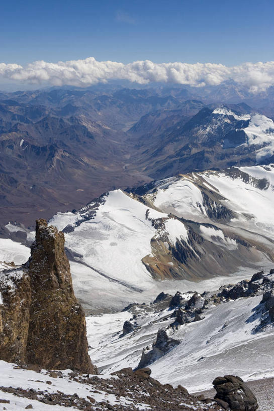 无人,竖图,俯视,室外,白天,旅游,度假,石头,美景,山,雪,雪山,大雪,阿根廷,阴影,朦胧,模糊,光线,石子,影子,冰,积雪,景观,山峰,雪景,云,云朵,冬季,冬天,山峦,云彩,娱乐,蓝色,白云,蓝天,天空,阳光,自然,天,享受,休闲,景色,南美,放松,寒冷,晴朗,冰冷,南美洲,拉丁美洲,自然风光,美洲,亚美利加洲,严寒,南亚美利加洲,冰凉,酷寒,凛冽,凛凛,极冷,阿根廷共和国,阿空加瓜山,门多萨,门多萨省,石块,岩石,晴空,彩图,高角度拍摄