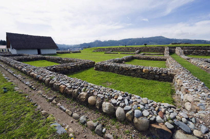 无人,家,木屋,横图,室外,白天,正面,旅游,度假,草地,草坪,石头,名胜古迹,植物,标志建筑,地标,建筑,厄瓜多尔,一堆,一排,许多,阴影,堆叠,堆积,遗迹,整齐,光线,石子,影子,云,云朵,云彩,古迹,文物,娱乐,建设,古建筑,废墟,住宅,草,排列,蓝色,绿色,白云,蓝天,天空,阳光,天,享受,休闲,鹅卵石,旅游胜地,南美,放松,晴朗,堆,南美洲,拉丁美洲,队列,美洲,按摩石,古文明,首府,亚美利加洲,南亚美利加洲,厄瓜多尔共和国,阿苏艾,阿苏艾省,昆卡,石块,晴空,彩图,茅舍,茅屋,棚屋,小木屋,小屋