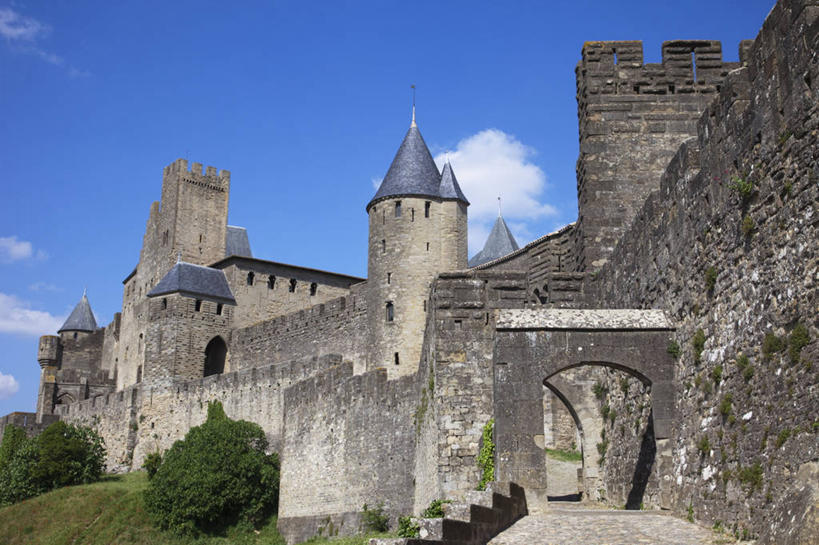 无人,横图,室外,白天,仰视,旅游,度假,草地,草坪,石头,植物,标志建筑,地标,建筑,法国,欧洲,阴影,光线,石子,影子,堡垒,城堡,墙,云,云朵,云彩,娱乐,建设,墙壁,墙面,草,树,树木,蓝色,绿色,白云,蓝天,天空,阳光,自然,天,享受,休闲,旅游胜地,放松,生长,晴朗,成长,要塞,法兰西共和国,卡尔卡松,首府,法兰西第五共和国,朗格多克.鲁西永,朗格多克.鲁西永大区,设防,奥德省,石块,晴空,彩图,低角度拍摄