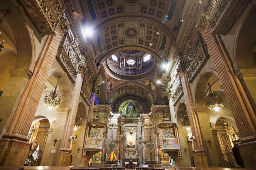 无人,教堂,露台,横图,室内,白天,仰视,旅游,度假,天花板,标志建筑,地标,建筑,照明,雕塑,西班牙,欧洲,巴塞罗那,一排,节日,朦胧,模糊,艺术,整齐,装饰,雕刻,雕像,柱子,灯光,文化,娱乐,建设,吊灯,灯,排列,工艺品,灯具,祈祷,享受,休闲,健康,旅游胜地,放松,许愿,宗教,信仰,纪念,祈求,照亮,美术,照明设备,队列,南欧,主题,陈列,信念,首府,加泰罗尼亚,西班牙王国,功能,美学,巴塞罗那大教堂,平安,彩图,低角度拍摄,大教堂,礼拜堂,晒台,天台,眺望台