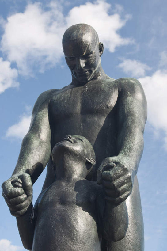 儿童,无人,两个人,家庭,父亲,儿子,站,竖图,室外,特写,白天,仰视,旅游,度假,纯洁,雕塑,挪威,欧洲,握,阴影,艺术,装饰,光线,雕刻,雕像,影子,云,云朵,首都,云彩,注视,娱乐,裸露,小孩,蓝色,白云,蓝天,天空,阳光,工艺品,天,观察,看,站着,享受,休闲,温暖,温馨,父子,一家人,放松,父爱,可爱,童年,童趣,握着,晴朗,赤裸,观看,纪念,美术,和睦,察看,斯堪的纳维亚,关注,北欧,斯堪的纳维亚半岛,主题,裸,陈列,童真,烂漫,无邪,奥斯陆,功能,美学,挪威王国,维格兰雕刻公园,天真,男孩,男人,男性,年轻男性,孩子,年轻人,晴空,站立,半身,彩图,低角度拍摄,融洽,男生