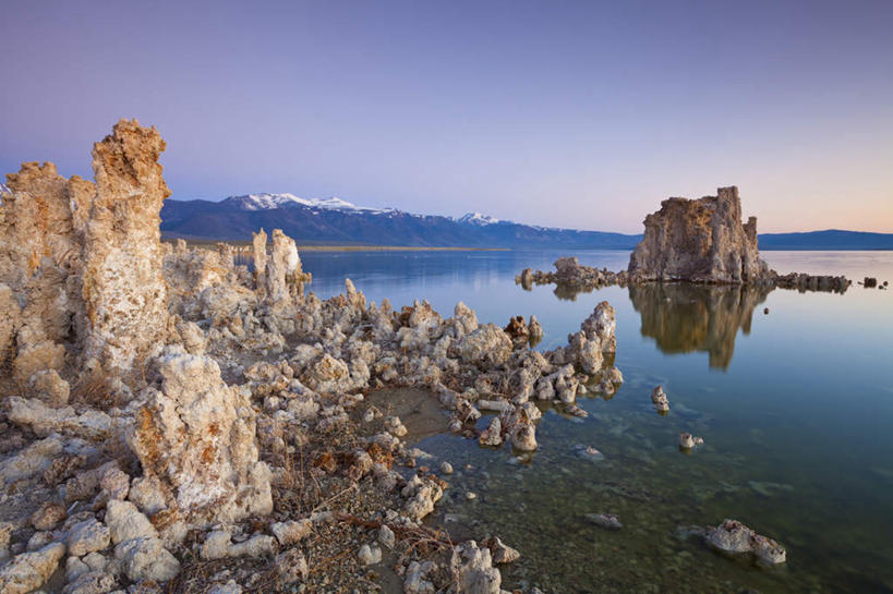 无人,横图,室外,白天,正面,旅游,度假,湖,湖泊,石头,美景,日落,山,山脉,水,美国,石子,湖面,景观,山顶,山峰,水流,水面,晚霞,霞光,落日,山峦,娱乐,倒影,自然,黄昏,湖水,群山,享受,休闲,景色,彩霞,放松,倒映,北美,北美洲,加利福尼亚,自然风光,美洲,加州,沉积岩,加利福尼亚州,金州,黄金州,北亚美利加洲,亚美利加洲,颠峰,极峰,夕照,反照,水成岩,莫诺县,石块,岩石,夕阳,彩图,斜阳