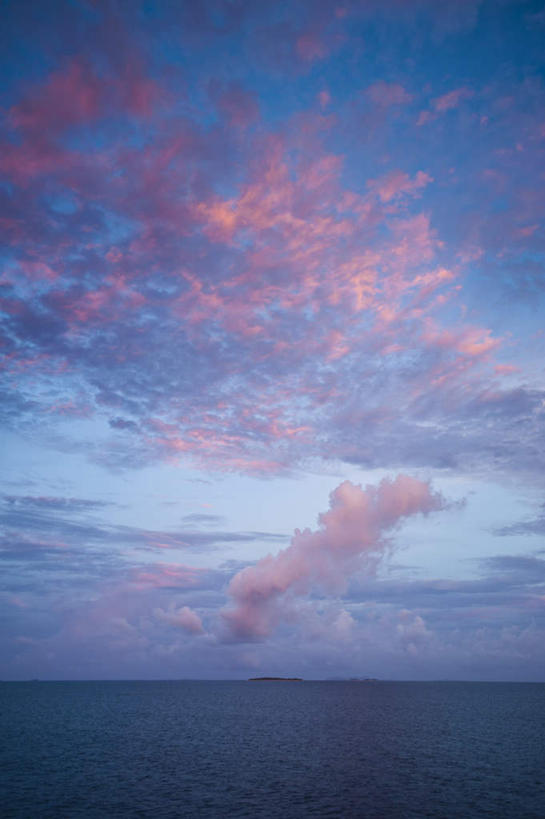无人,竖图,室外,白天,正面,旅游,度假,海浪,海洋,美景,斐济,景观,浪花,水平线,云,云朵,辽阔,海平线,云彩,娱乐,蓝色,白云,蓝天,天空,自然,海水,天,享受,休闲,广阔,景色,放松,晴朗,一望无际,自然风光,大洋洲,海景,南太平洋,斐济群岛共和国,无边无际,一马平川,大海,风浪,海,海水的波动,近岸浪,涌浪,晴空,彩图,水天相接,水天一线