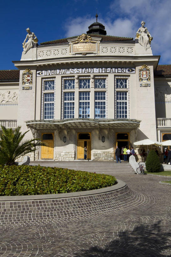 无人,家,竖图,室外,白天,仰视,旅游,度假,草地,草坪,名胜古迹,植物,标志建筑,地标,建筑,奥地利,欧洲,阴影,遗迹,光线,影子,房屋,屋子,云,云朵,云彩,古迹,文物,娱乐,建设,古建筑,楼房,住宅,草,树,树木,蓝色,绿色,白云,蓝天,天空,阳光,自然,天,享受,休闲,旅游胜地,放松,生长,晴朗,成长,古文明,中欧,首府,奥地利共和国,卡林西亚,克拉根富特,晴空,彩图,低角度拍摄,房子