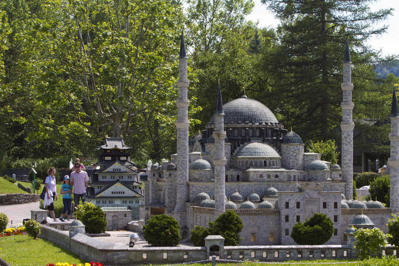 无人,家,宫殿,横图,室外,白天,正面,旅游,度假,草地,草坪,名胜古迹,植物,别墅,标志建筑,地标,建筑,奥地利,欧洲,阴影,遗迹,光线,影子,堡垒,城堡,房屋,屋子,公寓,古迹,文物,娱乐,建设,古建筑,洋房,楼房,住宅,草,树,树木,绿色,阳光,自然,模型,享受,休闲,旅游胜地,放松,生长,成长,要塞,古文明,中欧,首府,奥地利共和国,设防,卡林西亚,克拉根富特,彩图,房子