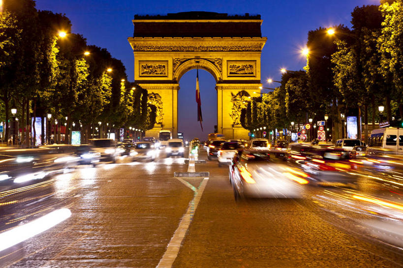 无人,横图,室外,白天,正面,长时间曝光,购物,旅游,度假,消费,植物,标志建筑,道路,地标,建筑,路,路灯,公路,汽车,旗帜,国旗,照明,法国,凯旋门,巴黎,欧洲,一排,许多,阴影,朦胧,模糊,整齐,光线,影子,灯光,分界线,停车线,交通,首都,娱乐,建设,车,灯,树,树木,排列,绿色,自然,交通工具,轿车,享受,休闲,旅游胜地,放松,生长,成长,车行道,车行道分界线,照亮,照明设备,队列,载具,标线,曝光,车行线,香榭丽舍大道,法兰西共和国,法兰西第五共和国,暴光,爱丽舍田园大街,香榭丽舍大街,旗,马路,彩图