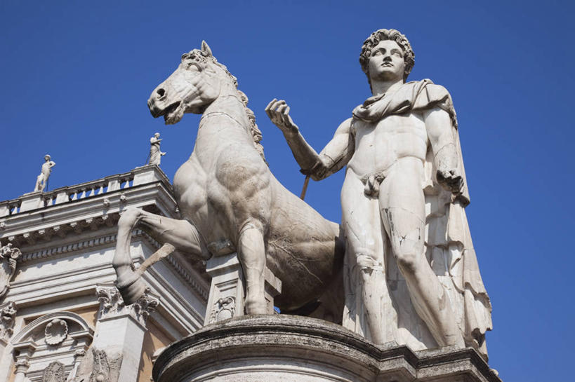 西方人,一个人,无人,站,横图,室外,白天,仰视,旅游,度假,标志建筑,地标,建筑,马,野生动物,雕塑,意大利,欧洲,罗马,欧洲人,仅一个男性,仅一个人,仅一个中年男性,阴影,艺术,装饰,光线,雕刻,雕像,影子,首都,注视,娱乐,建设,石雕,裸露,一匹,蓝色,蓝天,天空,阳光,动物,工艺品,天,观察,看,站着,享受,休闲,旅游胜地,放松,运输,牲畜,晴朗,观看,纪念,美术,察看,关注,南欧,主题,裸,陈列,万里无云,意大利共和国,功能,美学,卡比托利欧广场,卡比托利欧山,男人,男性,中年男性,白种人,晴空,晴空万里,站立,彩图,低角度拍摄,全身