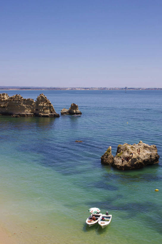 无人,竖图,俯视,航拍,室外,白天,旅游,度假,岛屿,海浪,海洋,美景,沙滩,船,葡萄牙,欧洲,阴影,光线,沙子,影子,岛,海岸,景观,浪花,水平线,辽阔,木船,海平线,沙地,两艘,娱乐,蓝色,蓝天,天空,阳光,自然,海水,交通工具,天,享受,休闲,广阔,景色,放松,晴朗,一望无际,舟,鸟瞰,南欧,自然风光,载具,海景,万里无云,葡萄牙共和国,无边无际,一马平川,阿尔加维,波尔蒂芒,大海,风浪,海,海水的波动,海滩,近岸浪,列岛,群岛,涌浪,诸岛,晴空,晴空万里,彩图,高角度拍摄,水天相接,水天一线