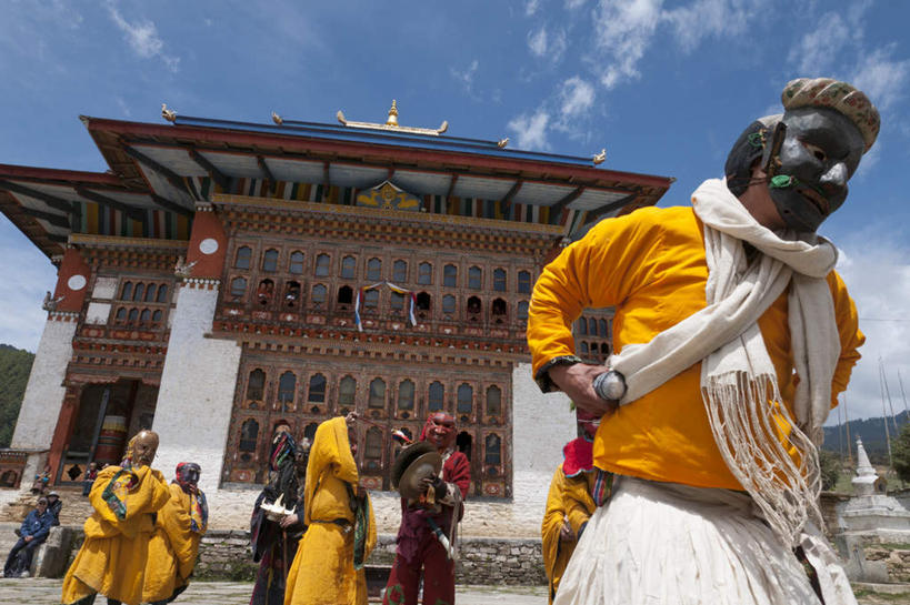 东方人,和尚,寺庙,站,横图,室外,白天,仰视,旅游,度假,标志建筑,地标,建筑,不丹,亚洲,一条,握,阴影,节日,装饰,光线,面具,影子,云,云朵,许多人,燃烧,云彩,注视,黄种人,文化,娱乐,建设,蓝色,白云,蓝天,天空,阳光,围巾,香火,庙宇,天,观察,看,祈祷,站着,一群人,享受,休闲,健康,温暖,旅游胜地,放松,握着,许愿,宗教,信仰,晴朗,围脖,观看,纪念,保暖,华丽,祈求,点缀,察看,御寒,关注,南亚,衬托,美观,雅致,雅观,法衣,不丹王国,布姆唐,平安,男人,男性,中年男性,亚洲人,晴空,僧人,站立,半身,彩图,低角度拍摄,庙,寺,僧衣