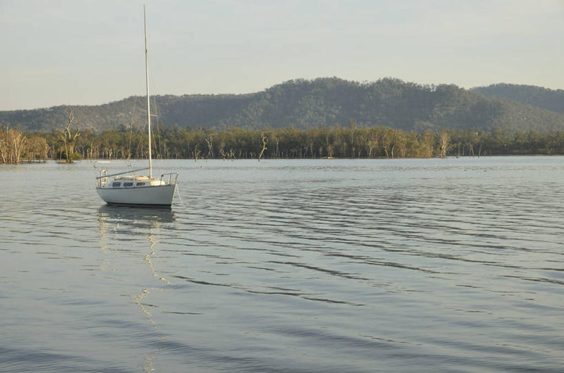 无人,横图,室外,白天,正面,旅游,度假,湖,湖泊,美景,山,山脉,树林,水,植物,船,澳大利亚,一艘,阴影,光线,影子,湖面,景观,山峰,水流,水面,游艇,山峦,娱乐,树,树木,绿色,天空,阳光,自然,交通工具,湖水,群山,天,享受,休闲,景色,放松,生长,晴朗,成长,自然风光,载具,大洋洲,澳洲,昆士兰州,万里无云,南方大陆,澳大利亚联邦,昆士兰,阿瑟顿高原,阿瑟顿台地,晴空,晴空万里,彩图