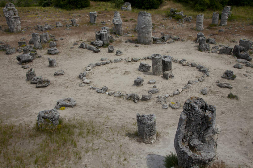 无人,横图,俯视,室外,白天,旅游,度假,石头,名胜古迹,植物,标志建筑,地标,建筑,欧洲,保加利亚,许多,阴影,枯萎,遗迹,光线,石子,影子,枯草,凌乱,古迹,文物,娱乐,建设,古建筑,草,黄色,阳光,享受,休闲,旅游胜地,放松,混乱,南欧,古文明,保加利亚共和国,纷乱,缭乱,庞杂,瓦尔纳,石块,岩石,彩图,高角度拍摄