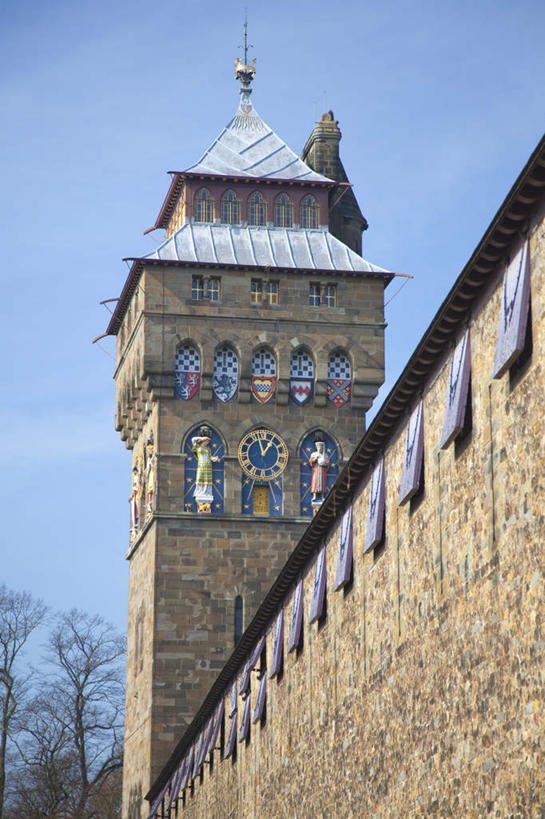 无人,竖图,室外,白天,仰视,旅游,度假,名胜古迹,植物,标志建筑,地标,建筑,英国,欧洲,阴影,遗迹,时间,光线,时钟,影子,堡垒,城堡,云,云朵,计时,云彩,古迹,文物,娱乐,建设,古建筑,树,树木,蓝色,绿色,白云,蓝天,天空,阳光,自然,钟表,天,享受,休闲,表,旅游胜地,放松,生长,晴朗,成长,西欧,要塞,大不列颠,威尔士,古文明,大不列颠及北爱尔兰联合王国,首府,塔钟,大不列颠联合王国,日不落英帝国,威尔士公国,设防,加的夫,加的夫城堡,钟,晴空,彩图,低角度拍摄