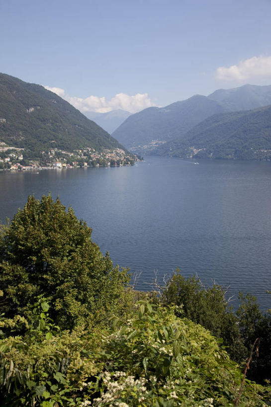 无人,家,竖图,俯视,室外,白天,旅游,度假,草地,草坪,湖,湖泊,石头,美景,山,山脉,水,植物,意大利,欧洲,阴影,波纹,光线,石子,影子,房屋,屋子,湖面,景观,山峰,水流,水面,云,云朵,涟漪,山峦,云彩,娱乐,楼房,住宅,草,树,树木,蓝色,绿色,白云,倒影,蓝天,水纹,天空,阳光,自然,波浪,湖水,群山,天,享受,休闲,景色,放松,生长,晴朗,成长,倒映,南欧,自然风光,伦巴第大区,意大利共和国,伦巴第,水晕,反照,科莫省,石块,岩石,晴空,彩图,高角度拍摄,房子