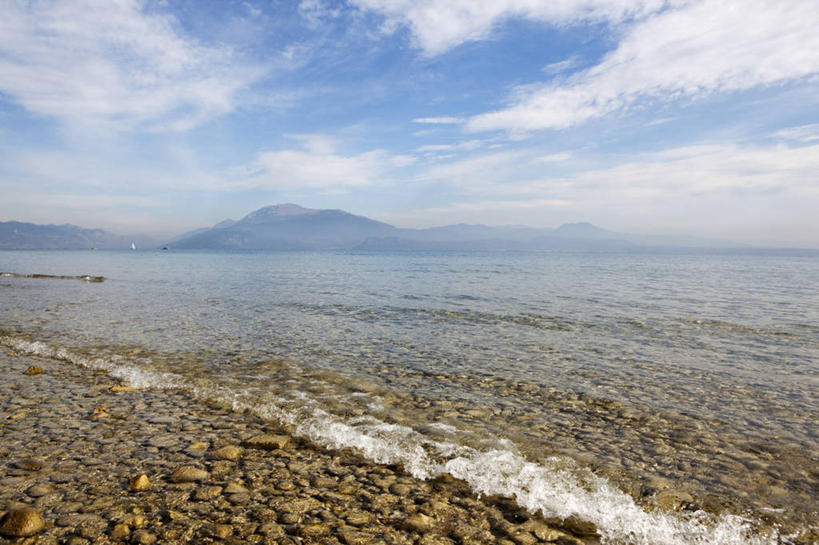 无人,横图,室外,白天,正面,旅游,度假,海浪,海洋,石头,美景,沙滩,山,山脉,意大利,欧洲,一堆,许多,阴影,堆叠,堆积,朦胧,模糊,光线,沙子,石子,影子,海岸,景观,浪花,山峰,水平线,云,云朵,辽阔,海平线,沙地,山峦,云彩,娱乐,蓝色,白云,蓝天,天空,阳光,自然,海水,群山,天,享受,休闲,广阔,鹅卵石,景色,放松,晴朗,堆,一望无际,南欧,自然风光,按摩石,海景,意大利共和国,无边无际,一马平川,布雷西亚省,贝纳科湖,加尔达湖,大海,风浪,海,海水的波动,海滩,近岸浪,石块,涌浪,晴空,彩图,水天相接,水天一线