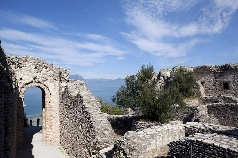 无人,横图,室外,白天,正面,旅游,度假,湖,湖泊,石头,名胜古迹,水,植物,标志建筑,地标,建筑,意大利,欧洲,阴影,遗迹,光线,石子,影子,柱子,墙,湖面,水流,水面,云,云朵,云彩,古迹,文物,娱乐,建设,古建筑,墙壁,墙面,树,树木,蓝色,绿色,白云,蓝天,天空,阳光,自然,湖水,天,享受,休闲,旅游胜地,放松,生长,晴朗,成长,南欧,古文明,意大利共和国,布雷西亚省,贝纳科湖,加尔达湖,石块,岩石,晴空,彩图