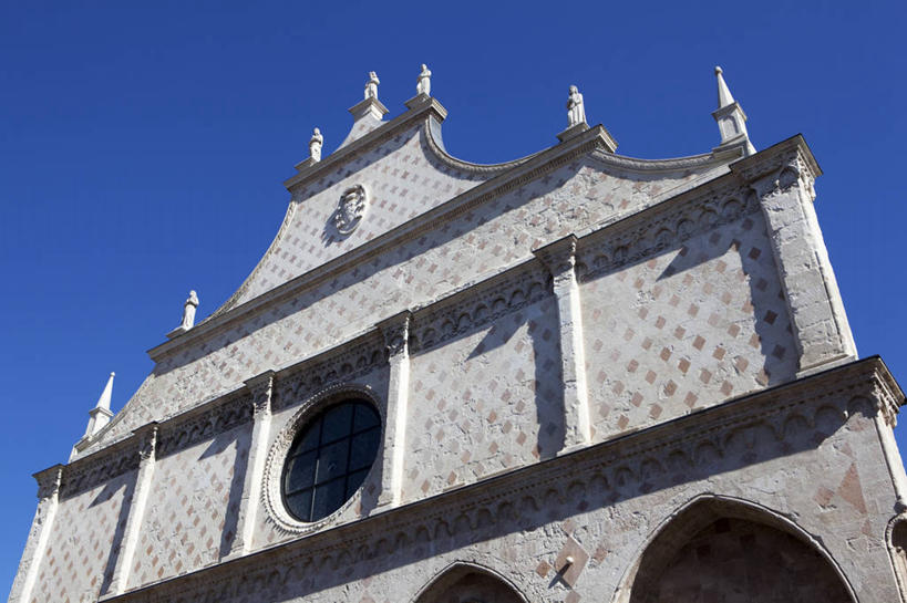 无人,教堂,横图,室外,白天,仰视,旅游,度假,窗户,标志建筑,地标,建筑,意大利,欧洲,阴影,节日,光线,影子,文化,娱乐,建设,玻璃窗,蓝色,蓝天,天空,阳光,天,祈祷,享受,休闲,健康,旅游胜地,放松,许愿,宗教,信仰,晴朗,纪念,祈求,南欧,信念,万里无云,意大利共和国,威内托,威内托大区,维琴察,维琴察省,平安,晴空,晴空万里,彩图,低角度拍摄,大教堂,礼拜堂