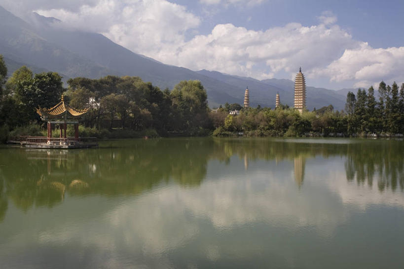 无人,横图,室外,白天,正面,旅游,度假,湖,湖泊,山,山脉,树林,水,植物,标志建筑,地标,建筑,大理,中国,亚洲,阴影,节日,光线,影子,亭子,湖面,山峰,水流,水面,云,云朵,山峦,云彩,文化,娱乐,建设,云南,树,树木,蓝色,绿色,白云,倒影,蓝天,天空,阳光,自然,凉亭,湖水,群山,天,祈祷,享受,休闲,健康,旅游胜地,放松,许愿,宗教,信仰,生长,晴朗,成长,纪念,祈求,倒映,东亚,云南省,中华人民共和国,西南地区,崇圣寺三塔,滇,大理州,大理白族自治州,反照,三塔寺,平安,晴空,彩图