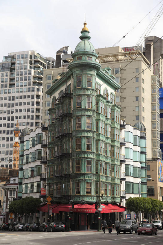 无人,高楼大厦,竖图,室外,白天,仰视,度假,美景,城市风光,标志建筑,城市,大厦,地标,建筑,摩天大楼,纽约,美国,阴影,光线,影子,景观,云,云朵,建筑群,曼哈顿,云彩,娱乐,建设,蓝色,白云,蓝天,天空,阳光,天,享受,休闲,景色,放松,晴朗,北美,北美洲,美洲,第五大道,纽约州,帝国之州,帝国州,北亚美利加洲,亚美利加洲,纽约第五街,福勒大厦,熨斗大厦,晴空,彩图,低角度拍摄,大楼,高层建筑,高楼,摩天楼,曼哈顿岛