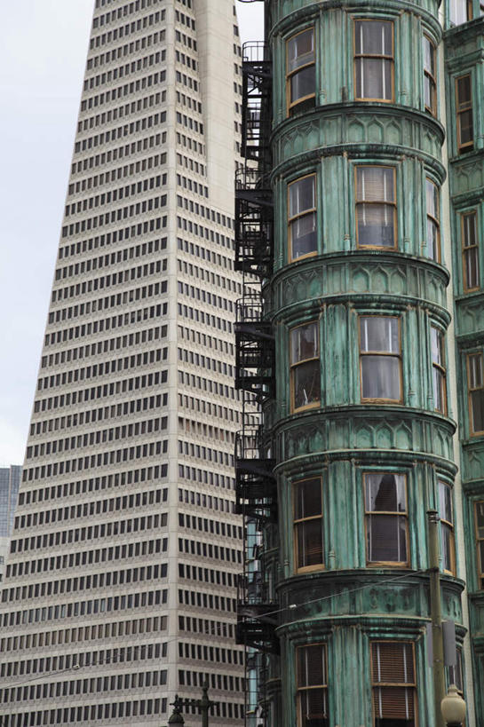 无人,高楼大厦,竖图,室外,特写,白天,仰视,度假,美景,窗户,落地窗,城市风光,标志建筑,城市,大厦,地标,建筑,摩天大楼,纽约,美国,阴影,光线,纹路,纹理,影子,景观,云,云朵,建筑群,曼哈顿,云彩,娱乐,建设,玻璃窗,蓝色,白云,蓝天,天空,阳光,天,享受,休闲,景色,放松,晴朗,北美,北美洲,美洲,第五大道,纽约州,帝国之州,帝国州,肌理,北亚美利加洲,亚美利加洲,纽约第五街,福勒大厦,熨斗大厦,晴空,彩图,低角度拍摄,大楼,高层建筑,高楼,摩天楼,曼哈顿岛