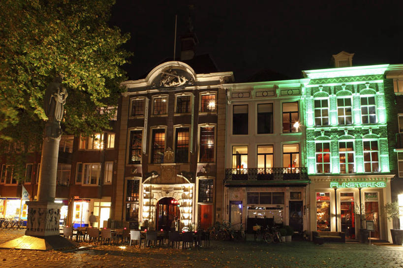 西方人,商店,走,横图,室外,夜晚,正面,购物,度假,消费,美景,植物,城市风光,超市,城市,路灯,夜景,照明,欧洲,荷兰,欧洲人,行人,游客,游人,阴影,服装,光线,影子,景观,灯光,许多人,注视,休闲装,娱乐,路人,旅客,灯,树,树木,衣服,绿色,自然,观察,看,一群人,享受,休闲,休闲服,景色,放松,金融,百货,服饰,生长,成长,观看,照亮,察看,照明设备,西欧,关注,选购,贸易,百货公司,血拼,荷兰王国,尼德兰王国,过客,北布拉班特省,男人,男性,年轻男性,年轻女性,女人,女性,白种人,步行,散步,走路,彩图,全身,购物商场,购物中心,商业中心