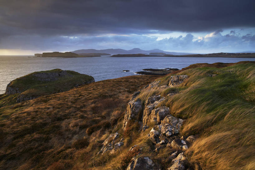 无人,横图,室外,白天,正面,旅游,度假,草地,草坪,湖,湖泊,石头,美景,山,山脉,水,植物,英国,欧洲,石子,湖面,景观,山峰,水流,水面,乌云,云,阴天,云朵,山峦,云彩,娱乐,苏格兰,草,绿色,倒影,天空,自然,湖水,群山,天,享受,休闲,景色,放松,倒映,昏暗,阴沉,西欧,自然风光,大不列颠,大不列颠及北爱尔兰联合王国,大不列颠联合王国,日不落英帝国,苏格兰王国,反照,斯凯岛,内赫布里底群岛,斯盖岛,斯嘉岛,石块,岩石,彩图