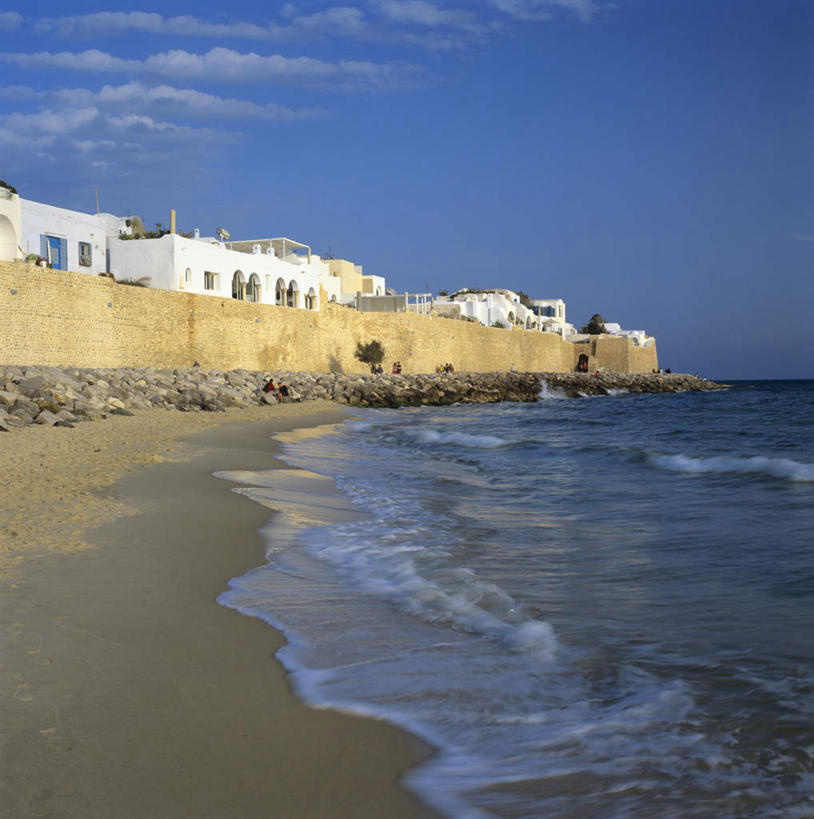 无人,家,竖图,室外,白天,正面,度假,海浪,海洋,美景,沙滩,城市风光,城市,非洲,突尼斯,阴影,光线,沙子,影子,房屋,屋子,海岸,景观,浪花,云,云朵,公寓,沙地,云彩,娱乐,洋房,楼房,住宅,蓝色,白云,蓝天,天空,阳光,海水,天,享受,休闲,景色,放松,晴朗,海景,北非,阿非利加洲,突尼斯共和国,哈马马特,大海,风浪,海,海水的波动,海滩,近岸浪,涌浪,晴空,彩图,房子