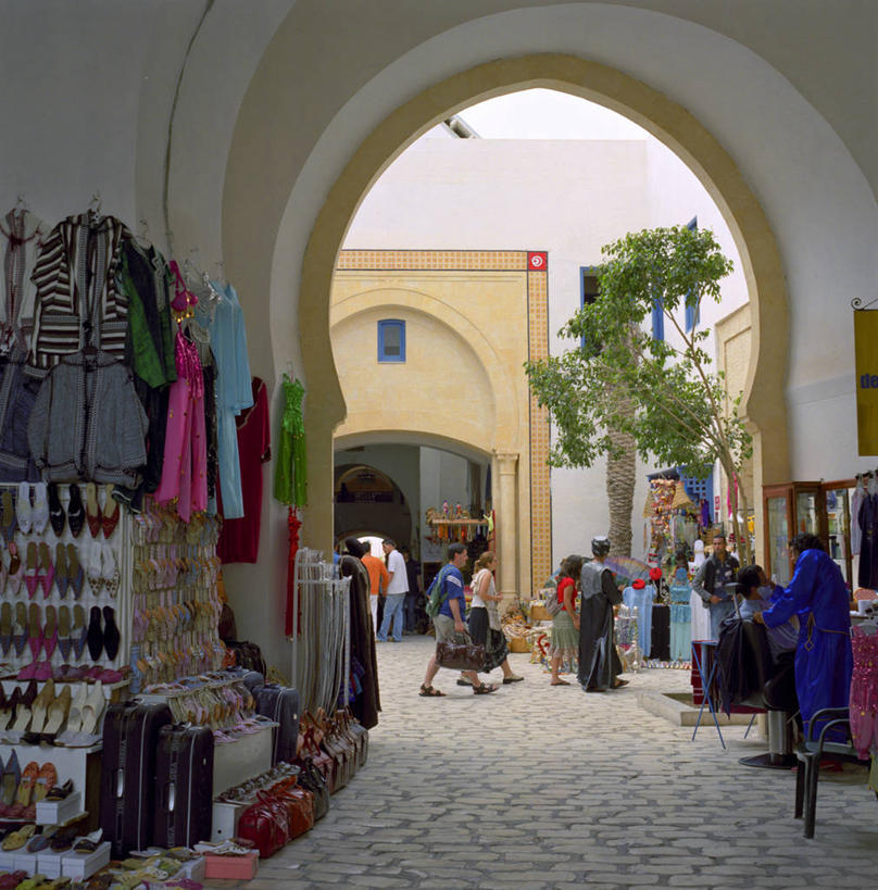 西方人,站,走,竖图,室外,白天,侧面,购物,度假,消费,美景,植物,城市风光,城市,欧洲,非洲,突尼斯,黑人,欧洲人,行人,游客,游人,服装,墙,景观,拱门,许多人,注视,休闲装,娱乐,货摊,路人,旅客,墙壁,墙面,树,树木,衣服,绿色,白色,自然,纪念品,观察,看,站着,一群人,享受,休闲,休闲服,景色,放松,金融,服饰,生长,成长,观看,纪念,留念,察看,关注,怀念,选购,贸易,北非,血拼,阿非利加洲,记念,突尼斯共和国,过客,哈马马特,男人,男性,女人,女性,中年男性,中年女性,非洲人,步行,散步,站立,走路,彩图,全身
